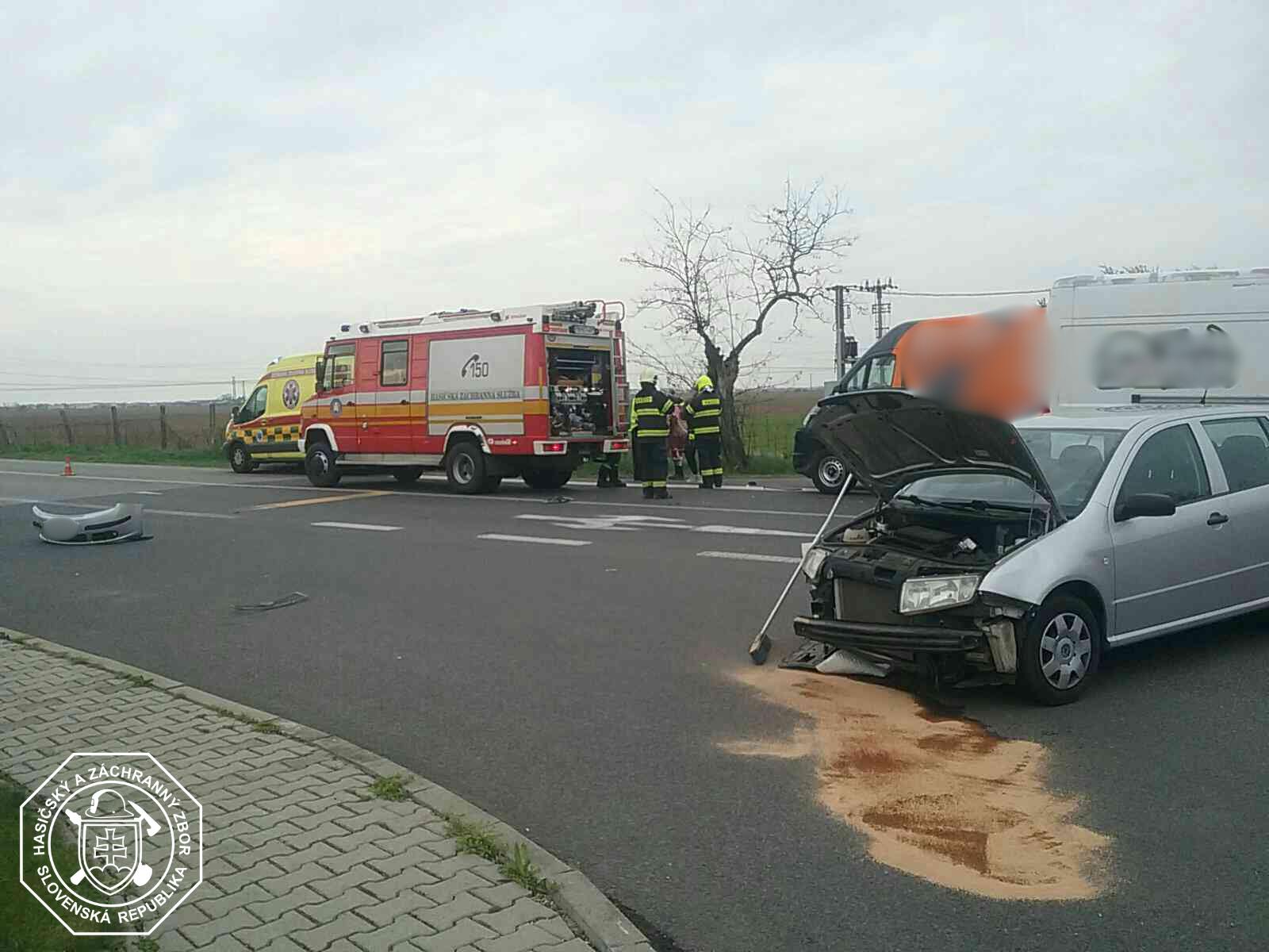 ZRÁŽKA V MOSTE PRI BRATISLAVE: ZRANENÁ OSOBA A DVE ZNIČENÉ AUTÁ!