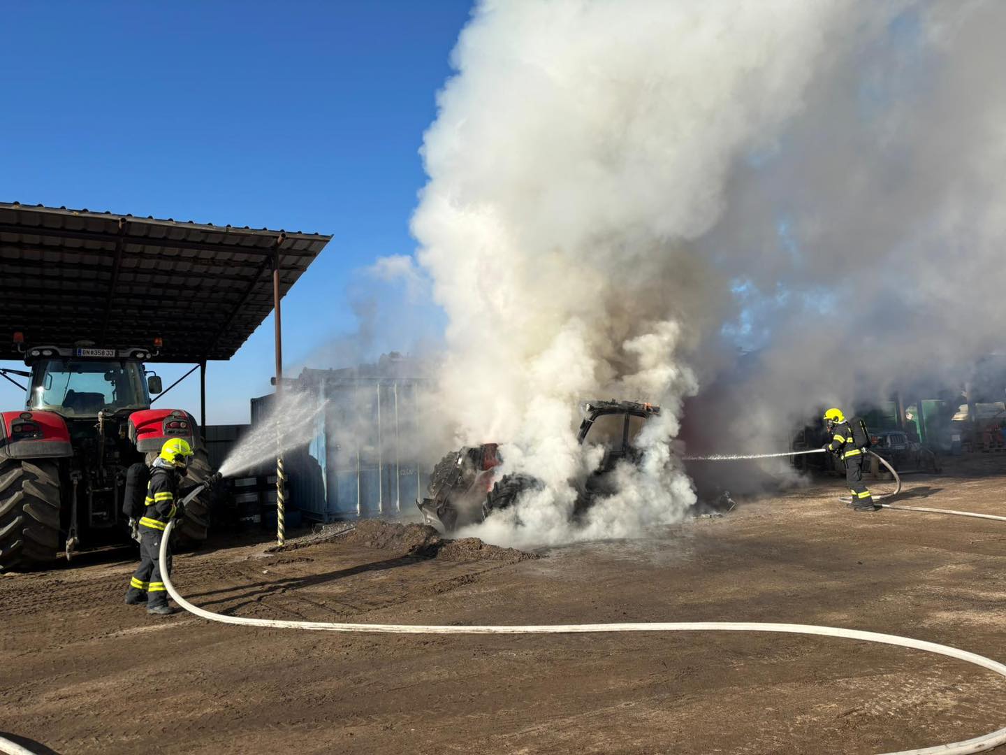 Požiar pracovného stroja v obci Závod: Hasiči zabránili väčším škodám