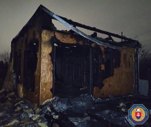 Nočný požiar na Žabom Majeri: Záhradná chatka zhorela do tla, škoda 50-tisíc eur