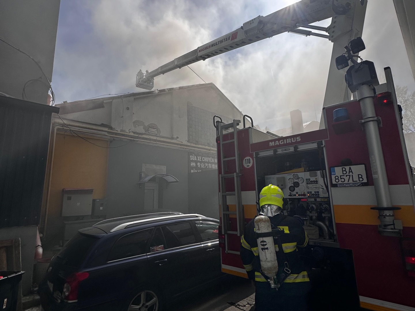 Požiar skladu na Starej Vajnorskej: zasahovalo 40 hasičov, evakuovali desiatky ľudí