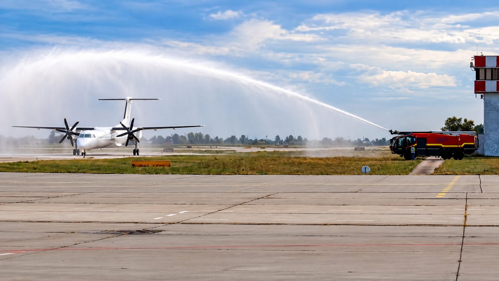 Bratislavské letisko privítalo historicky prvý Dash 8 Q400 so slovenskou registráciou. Hasiči ho privítali vodnou slávobránou