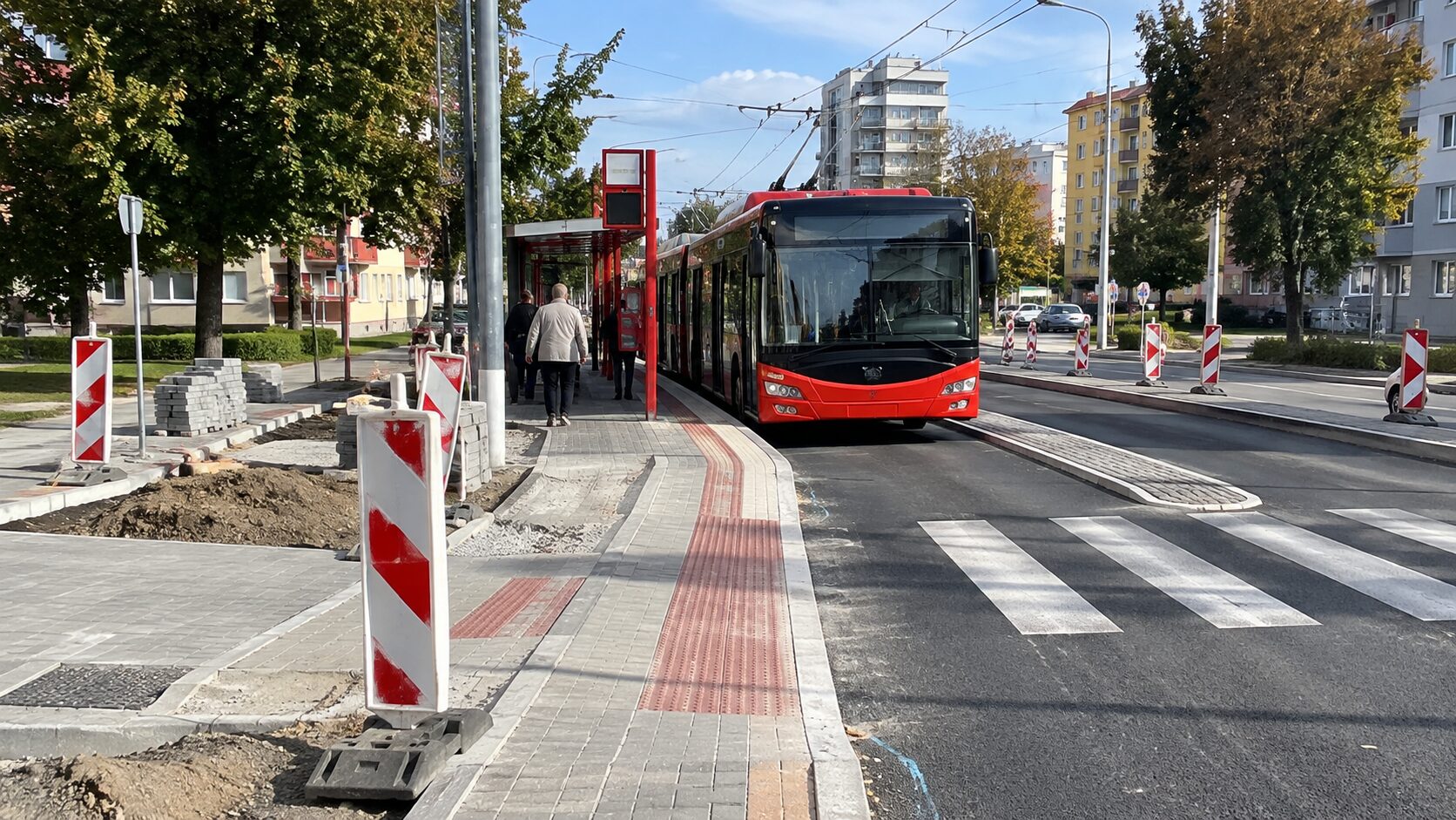 Na Jeséniovej ulici v Bratislave pribúdajú nové priechody pre chodcov. Prístup k zastávke MHD bude bezpečnejší